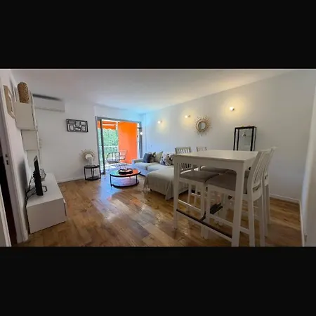St Tropez Face A La , Magnifique T2 , Entierement Renove , Grande Terrasse , 2 Piscines , Magnifique A 2 Pas Du Port Et Du Centre * Saint Tropez