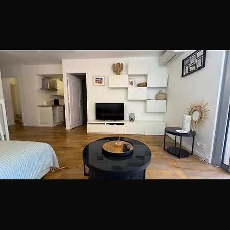 St Tropez Face A La , Magnifique T2 , Entierement Renove , Grande Terrasse , 2 Piscines , Magnifique A 2 Pas Du Port Et Du Centre * Saint Tropez