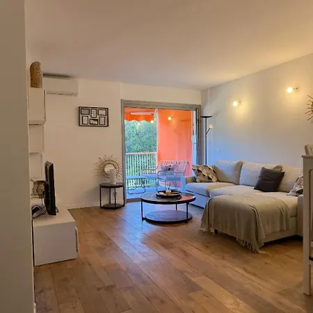 St Tropez Face A La , Magnifique T2 , Entierement Renove , Grande Terrasse , 2 Piscines , Magnifique A 2 Pas Du Port Et Du Centre Saint Tropez