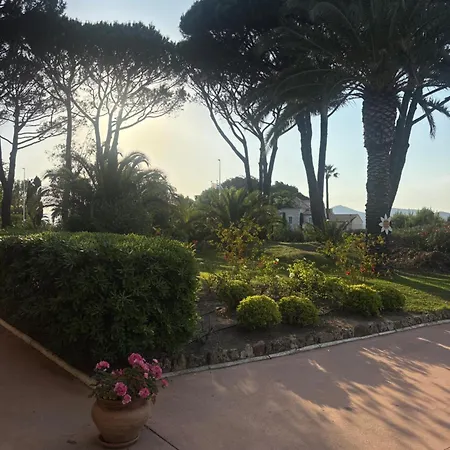 Apartment St Tropez Face A La , Magnifique T2 , Entierement Renove , Grande Terrasse , 2 Piscines , Magnifique A 2 Pas Du Port Et Du Centre Saint-Tropez